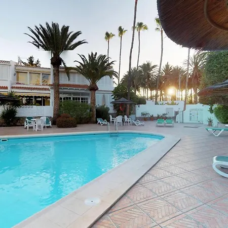 Wonderful House With A Garden And A Pool Three Rooms. 别墅 *