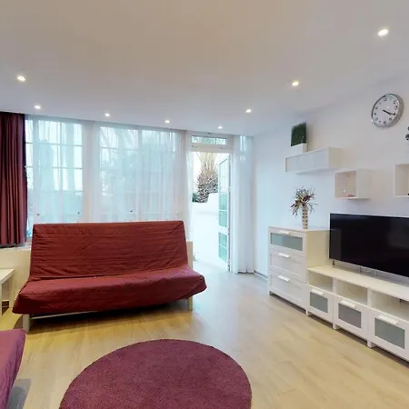 别墅 Wonderful House With A Garden And A Pool Three Rooms. *