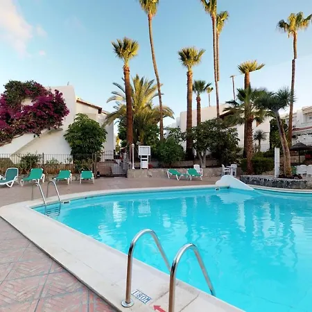 Wonderful House With A Garden And A Pool Three Rooms.